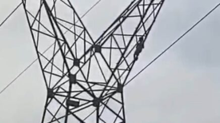 Criança de 5 anos é resgatada pelo Corpo de Bombeiros após subir em torre alta