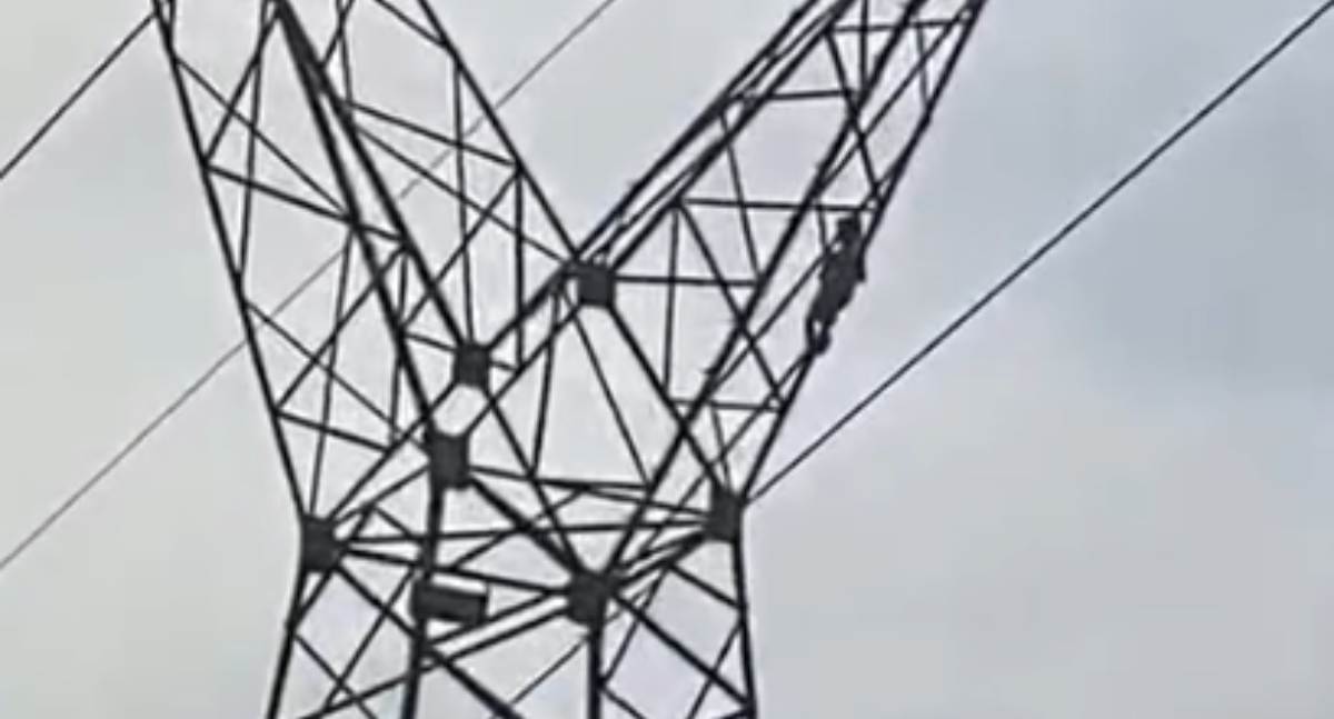 Criança de 5 anos é resgatada pelo Corpo de Bombeiros após subir em torre alta
