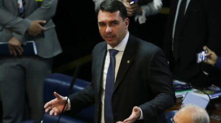 Defesa de Flávio Bolsonaro tenta transferir relatoria de inquérito sobre filme para André Mendonça no STF