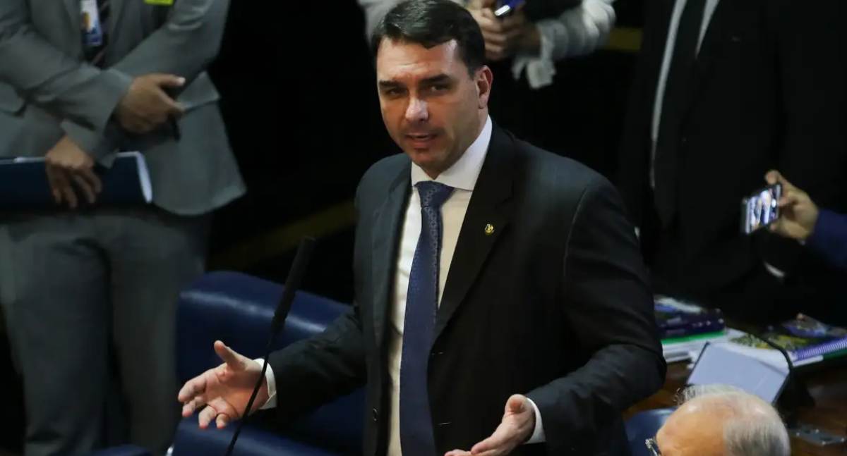 Defesa de Flávio Bolsonaro tenta transferir relatoria de inquérito sobre filme para André Mendonça no STF