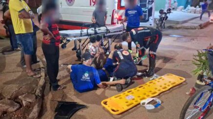 Dois trabalhadores ficam feridos em acidente de moto na zona Leste