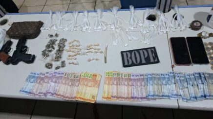 Dupla é presa pelo BOPE com centenas de porções de entorpecentes e simulacros de arma em Porto Velho