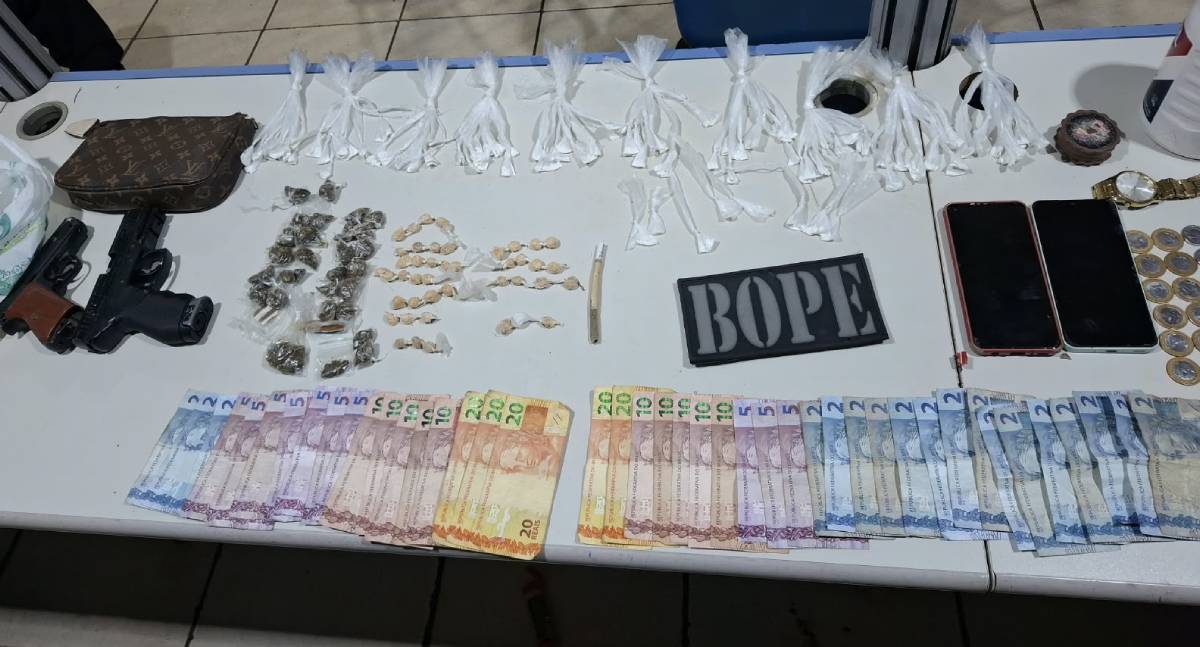 Dupla é presa pelo BOPE com centenas de porções de entorpecentes e simulacros de arma em Porto Velho