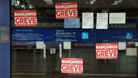 Empregados da Caixa mantêm greve geral após rejeitarem proposta final do banco em votação decisiva