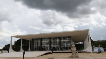 Ex-deputada Carla Zambelli pede salvo-conduto ao STF para retornar ao Brasil e votar em sua mãe
