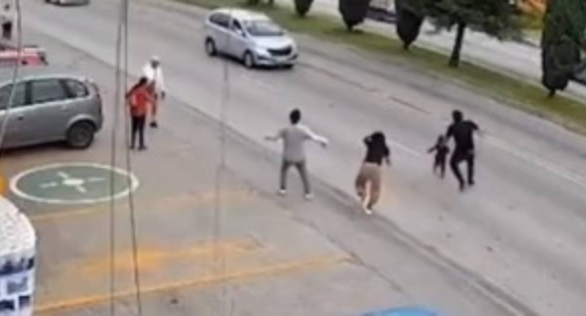 Funcionário de supermercado salva garotinha de atropelamento em Puebla no México