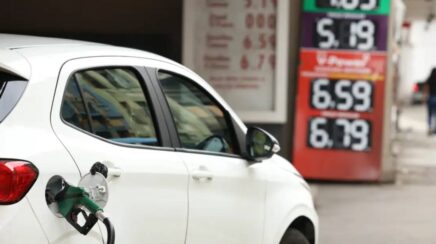 Governo federal anuncia pacote de 7 bilhões de reais mensais para conter alta nos combustíveis