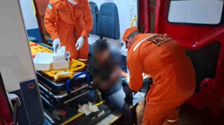 Homem é atacado com golpes de machado e socorrido pelo Corpo de Bombeiros