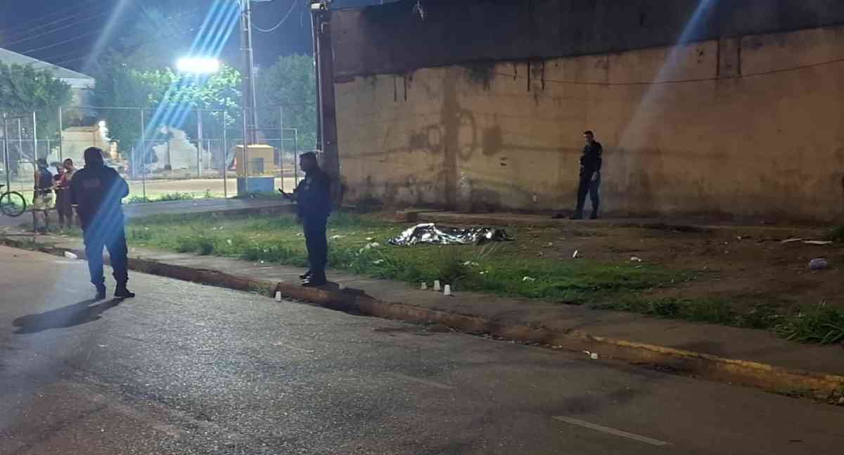 Homem é morto a tiros por criminosos em caminhonete