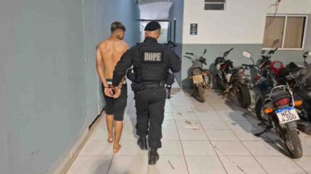 Adolescente de 15 anos é preso armado após atirar nas mãos de mulher no Orgulho do Madeira
