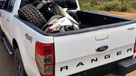 Homem é preso pela Polícia Militar transportando motocicleta furtada na carroceria de caminhonete na BR-429