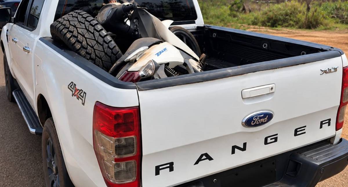 Homem é preso pela Polícia Militar transportando motocicleta furtada na carroceria de caminhonete na BR-429