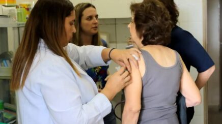 Idosos com 85 anos ou mais já podem receber vacina pneumocócica 20 pelo SUS