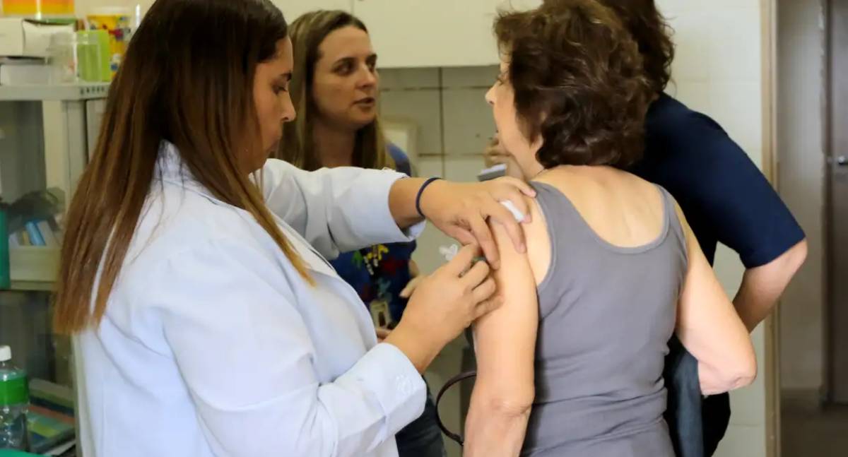 Idosos com 85 anos ou mais já podem receber vacina pneumocócica 20 pelo SUS