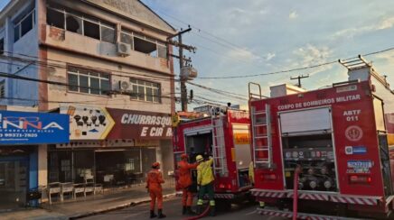Incêndio atinge segundo andar de edifício comercial na Avenida 7 de Setembro em Porto Velho
