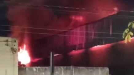Incêndio de grandes proporções destrói galpão comercial e veículos na Avenida Guaporé em Porto Velho