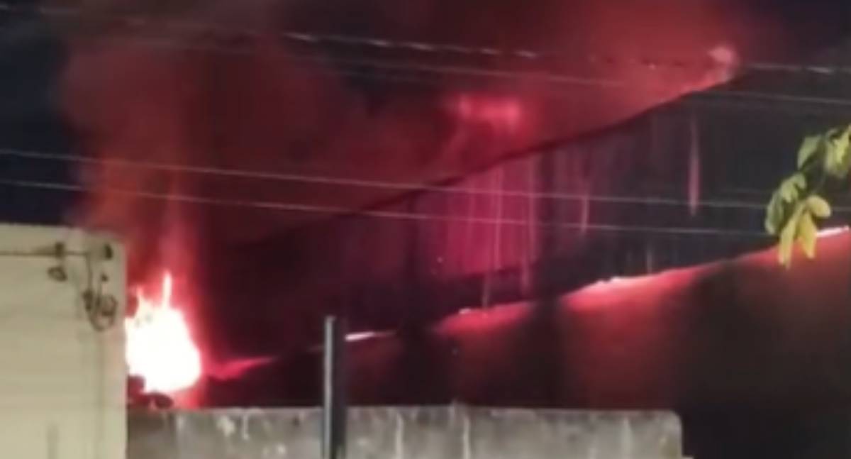 Incêndio de grandes proporções destrói galpão comercial e veículos na Avenida Guaporé em Porto Velho