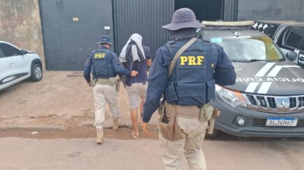 Jovem de 21 anos é preso com maconha e cocaína em táxi na BR-364