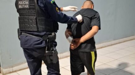 Jovem de 24 anos é detido pela PM após ameaçar a própria avó com faca na capital