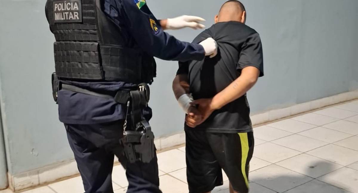 Jovem de 24 anos é detido pela PM após ameaçar a própria avó com faca na capital