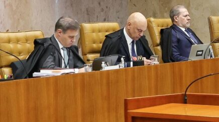 Ministros Alexandre de Moraes e André Mendonça protagonizam discussão tensa durante julgamento histórico no STF