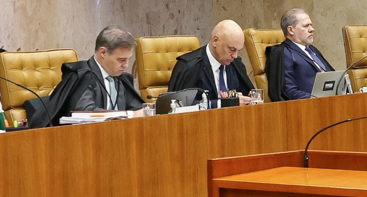 Ministros Alexandre de Moraes e André Mendonça protagonizam discussão tensa durante julgamento histórico no STF