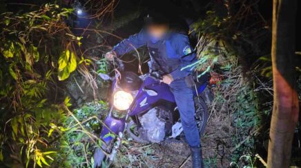 Moto roubada é rastreada e encontrada escondida em área de mata