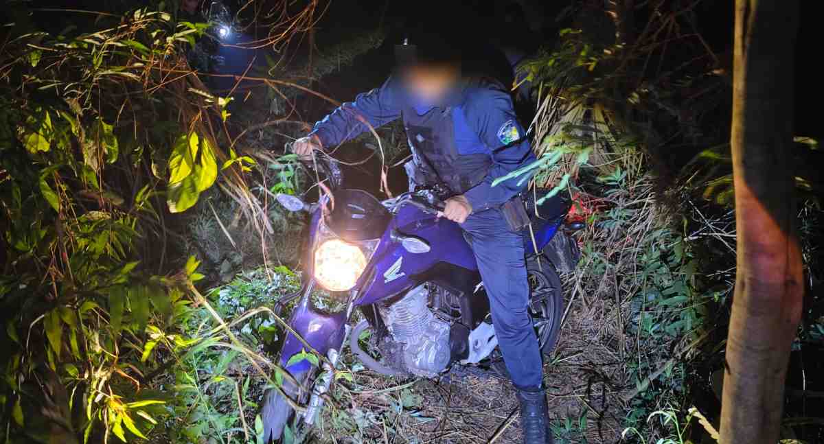 Moto roubada é rastreada e encontrada escondida em área de mata
