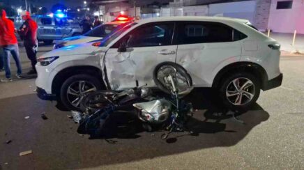 Colisão lateral entre carro e moto é registrada no cruzamento da Avenida Melvin Jones em RO