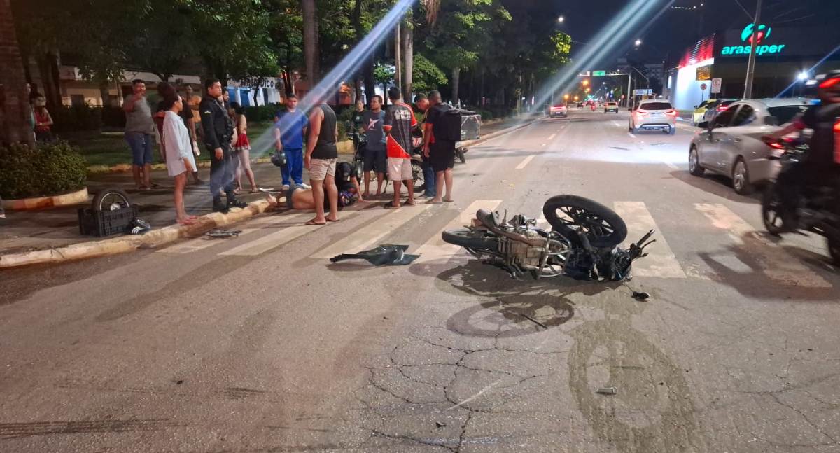Motoboy fica gravemente ferido após colisão entre motocicleta e carro de aplicativo em cruzamento de Porto Velho