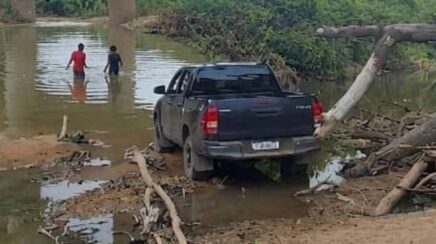 Motocicleta submersa é encontrada por pescador sob ponte da BR-429