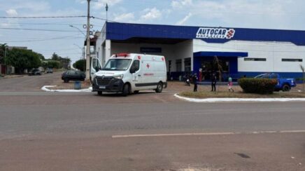 Motociclista colide na traseira de ambulância municipal em trecho urbano de Alvorada d’Oeste