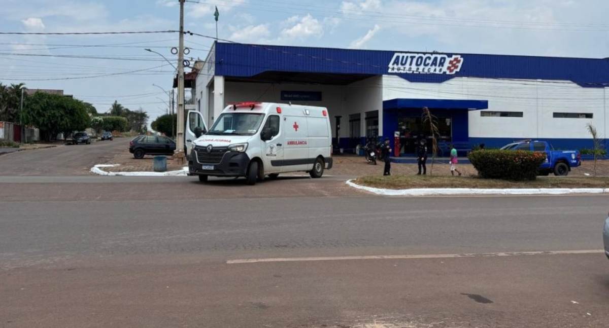 Motociclista colide na traseira de ambulância municipal em trecho urbano de Alvorada d’Oeste
