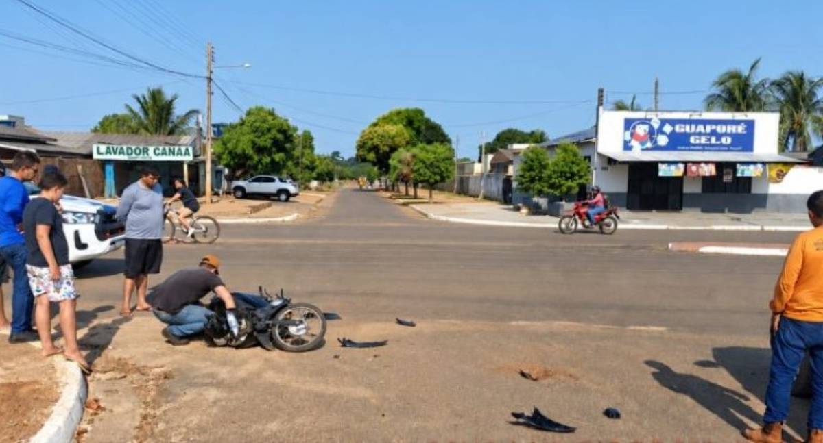 Motociclista fica ferida em acidente na Avenida 16 de Julho em RO