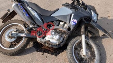 Motociclista fica ferido após colisão com carro em cruzamento no centro de Urupá