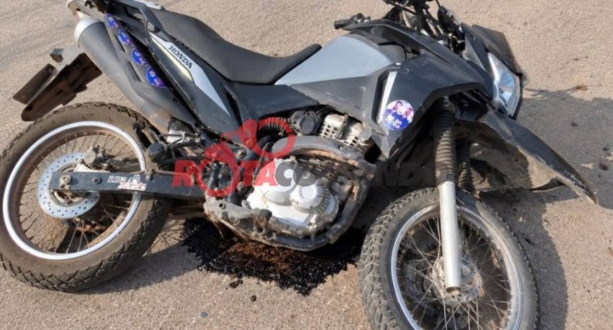 Motociclista fica ferido após colisão com carro em cruzamento no centro de Urupá
