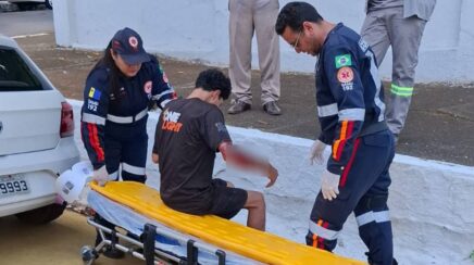 Motociclista fica ferido em acidente envolvendo três veículos no centro de Porto Velho