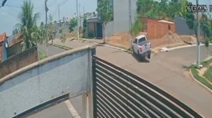Motociclista morre após ser prensado contra poste em colisão com caminhonete em RO