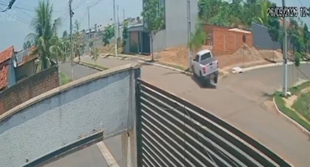 Motociclista morre após ser prensado contra poste em colisão com caminhonete em RO