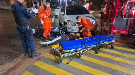 Motociclista sofre fratura e múltiplos ferimentos após derrapar na pista molhada e colidir com carro em Porto Velho
