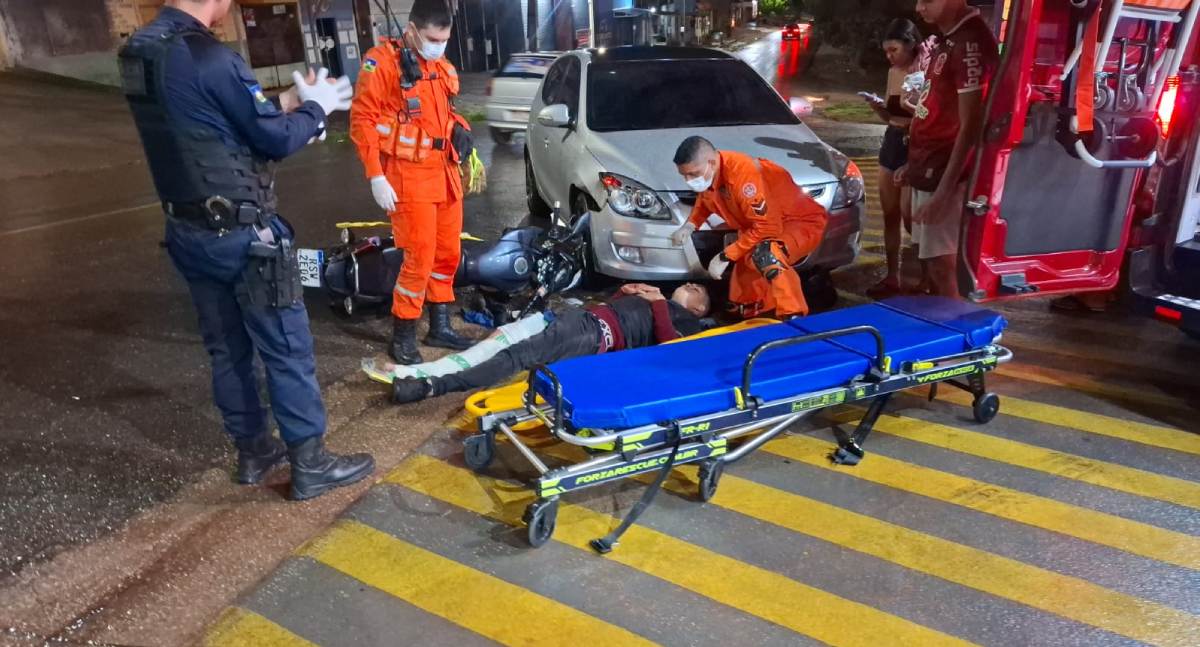 Motociclista sofre fratura e múltiplos ferimentos após derrapar na pista molhada e colidir com carro em Porto Velho