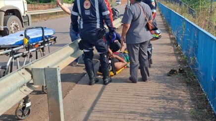 Motociclista sofre fratura na perna após colidir motocicleta contra guard-rail na capital rondoniense