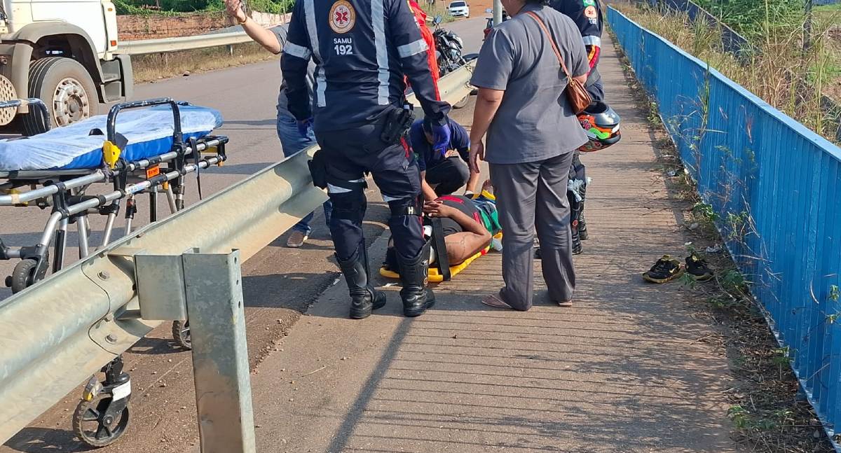 Motociclista sofre fratura na perna após colidir motocicleta contra guard-rail na capital rondoniense