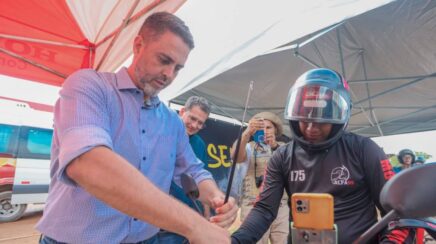 Motociclistas recebem capacete e antena corta-pipa em Porto Velho