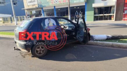 Motorista colide carro contra poste para desviar de cachorro em RO