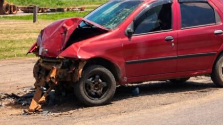 Motorista de 54 anos morre em grave acidente após colidir carro contra traseira de carreta na BR-364