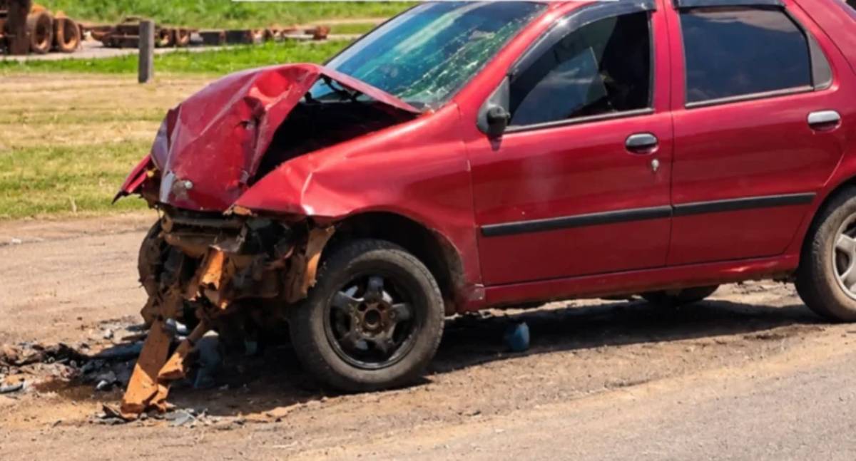 Motorista de 54 anos morre em grave acidente após colidir carro contra traseira de carreta na BR-364