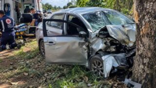 Motorista fica gravemente ferido após perder o controle e colidir contra árvore em RO