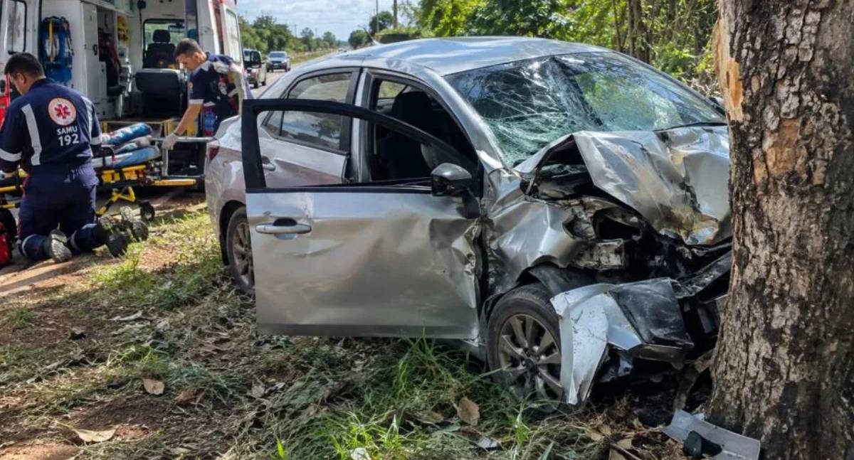 Motorista fica gravemente ferido após perder o controle e colidir contra árvore em RO