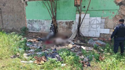 Mulher é encontrada morta nua e com sinais de violência em terreno baldio na capital